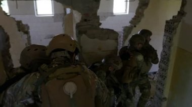 Merdiven silahlı operasyonel müdahale sırasında terk edilmiş bir binaya azalan özel askeri birlik ekip çalışması