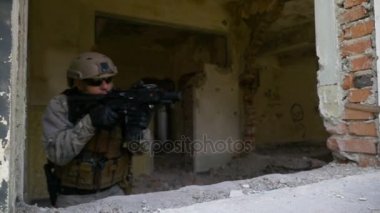 Yavaş hareket Özel Kuvvetler asker silahını pencereden dışarı tutarak bina savunmak