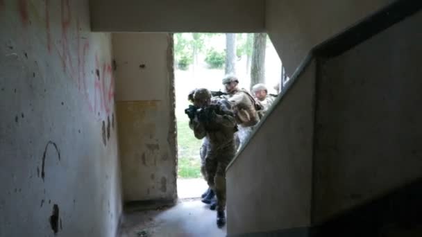 Żołnierze jednostki w zniszczony budynek, sprawdzanie ich celem wojskowym — Wideo stockowe