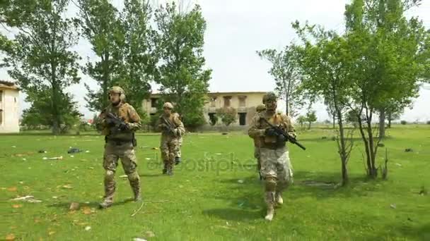 Patroli militer melalui zona konflik di daerah dengan bangunan dibombardir — Stok Video