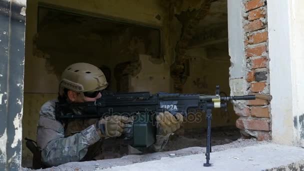 Soldat marin montant fusil sur la fenêtre défendant bâtiment en ruine — Video