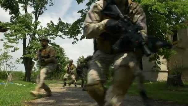 Primer plano de los soldados del ejército entrenamiento totalmente equipado para el combate en una operación — Vídeo de stock