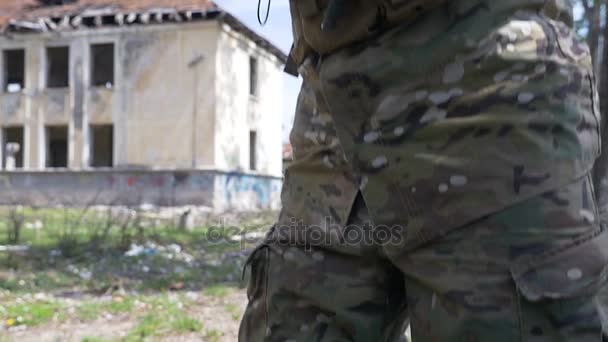 Soldado de infantería de marina apuntando al objetivo enemigo en una zona de conflicto — Vídeo de stock