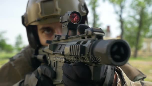 Fechamento do soldado das forças especiais a vigiar o alvo a preparar-se para disparar — Vídeo de Stock