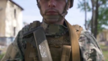 Ağır çekim genç asker bir zırh ve ateş etmeye hazırlanıyor hedef hedef konumda kask ayarı