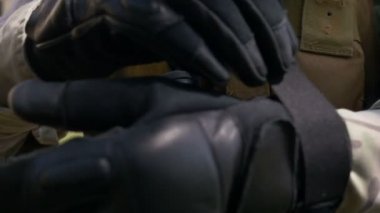 Yavaş çekim için hazırlanıyor Kağit silahını tutan iyi askeri eldiven sıkma asker