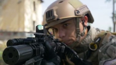 Ağır çekim silah ve atış için hazır taktik işleminde hedef hedefleyen kulaklık ile askerin