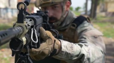 Ağır çekim portre asker ve askeri silahını özel eğitim egzersiz sırasında