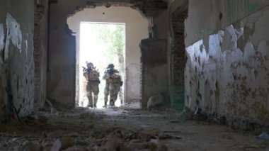 Ağır çekim bir terk edilmiş binada arama düşman bir giriş için yürüyüş özel infiltrasyon biriminin