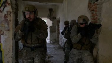 Grup asker düşmüş yoldaşları için arama ve hedeflere ateş bina kalıntıları Yayilim
