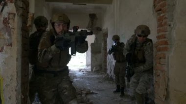 Yavaş çalışan ve askeri alıştırmada bina kalıntıları aracılığıyla yayılan özel kuvvetler ordu mangası