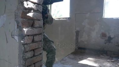 Ağır çekim silahlı askerlerin ileri saldırı ve bir binada terörist hedef ortadan kaldırmak için çalışıyor