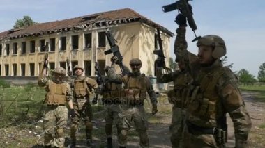 Silahlarını gökyüzünde ateş tarafından onların zafer başarı kutluyor askerler takımının ağır çekim