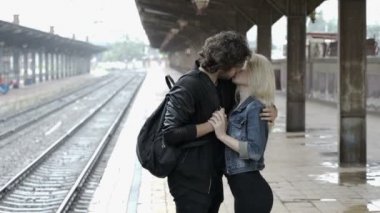 Yağmurlu gün önce ayrılık, sarılma ve öpüşme Romantik Çift tren istasyonu