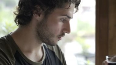 Yakışıklı genç pub masada oturan kola içme