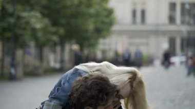 Oynak kız eğleniyor ve açık öpüşme sırtımda veren genç adam