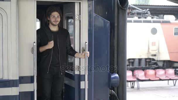 Attraktive junge Frau eilt zur Umarmung und Verabschiedung ihres Freundes am Bahnhof, bevor sie geht — Stockvideo