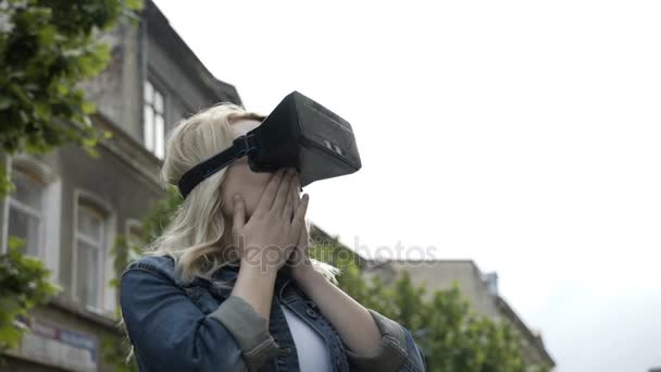 Glückliche junge Frau versucht eine virtuelle Realität vr set Gefühl erstaunt — Stockvideo