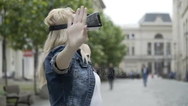 Blonde adolescent fille danse ballet en utilisant la réalité virtuelle googles — Video