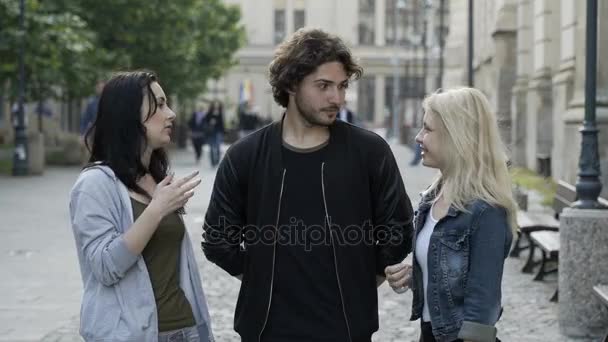 Adolescentes amigos conversando ao ar livre na rua urbana pública surpreendentemente ter uma reação assustada — Vídeo de Stock