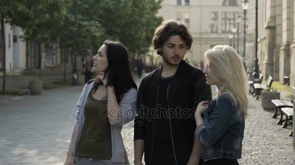 Amigos estudiantes asombrados reaccionando a algo extraño y aterrador que ven en el cielo — Vídeos de Stock