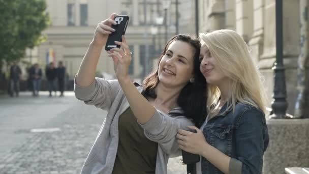 Hermosa estudiante adolescente niñas posando y tomando selfie en la ciudad — Vídeo de stock