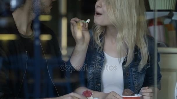 Un bell'uomo che da 'da mangiare al suo innamorato con un gelato in un ristorante — Video Stock