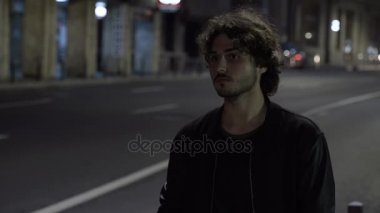 Uber gelmesi için bekleyen sabırsız iş genç adam onun kullanma smartphone cep telefonu ile sipariş için kontrol