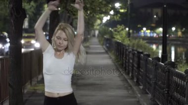 Bale sokakta lütuf ve zerafet ifade geceleri genç sarışın kız