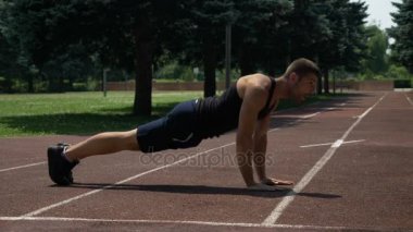 Koşu parkuru üstünde şınav spor sporcu