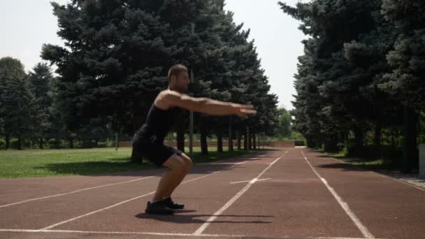 Αθλητής δρομέας προετοιμασία για το διαγωνισμό που κάνει τις στάσεις οκλαδόν — Αρχείο Βίντεο