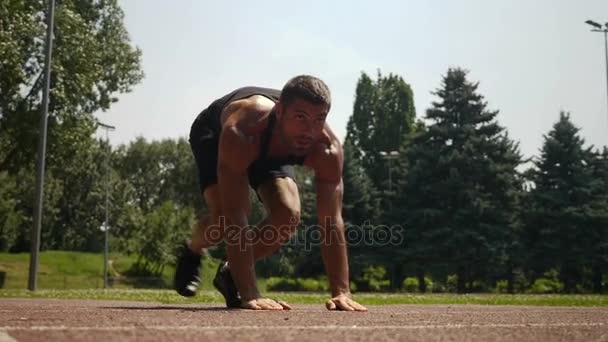 Atleta haciendo rutina de la mañana gusano hasta entrenamiento al aire libre — Vídeos de Stock