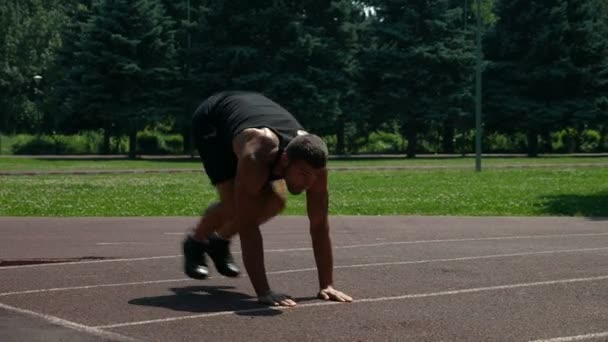 Knappe sportieve jongen uitwerkend in het park — Stockvideo