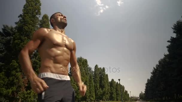 Atleta descansando después de correr sesión al aire libre — Vídeos de Stock