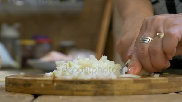 Closeup de meia idade mulher mão cortando cebolas na tábua de corte — Vídeo de Stock