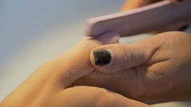 Manikürcü Güzellik Salonu profesyonel manikür gerçekleştirir