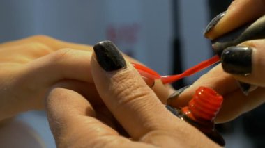 Kırmızı Lehçe çivi istemci Güzellik Salonu için uygulayarak manikürcü