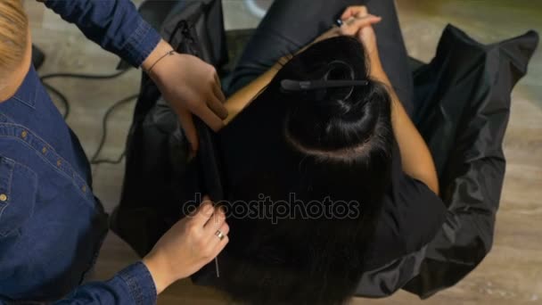 Νεαρή γυναίκα να πάρει ίσια μαλλιά στο σαλόνι ομορφιάς — Αρχείο Βίντεο