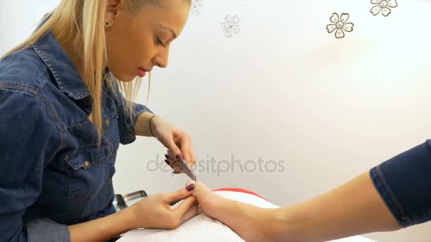 Kosmetička dělá žena pedikúru v salonu — Stock video