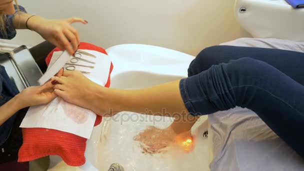 Procedimento de beleza de pedicure profissional realizado no salão — Vídeo de Stock