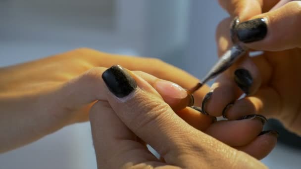 Feche com a construção de gel de procedimento de manicure na unha durante o curso de treinamento para artistas de unhas — Vídeo de Stock