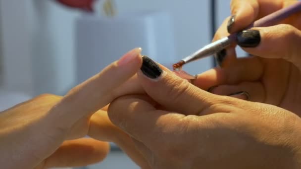 Профессиональный специалист по ногтевому искусству преподает технику строительства геля в мастерской — стоковое видео