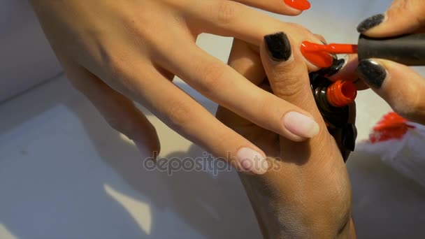 Fermer avec la procédure de manucure en appliquant du vernis à ongles rouge 