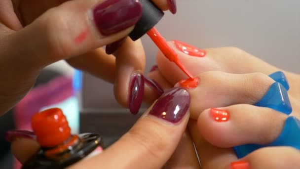 Närbild med tå naglar av kvinna semi permanent pedikyr — Stockvideo