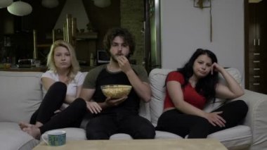 Arkadaşlar romantik komedi izle ve bir rahatlatıcı evde akşam üzerinde iyi eğlenceler