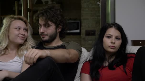 Couple et ami regarder le téléfilm et elle est ennuyée parce que les amoureux câlins — Video