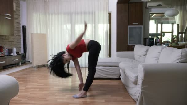 Young woman filming tutorial on how to exercise at home — Stock Video