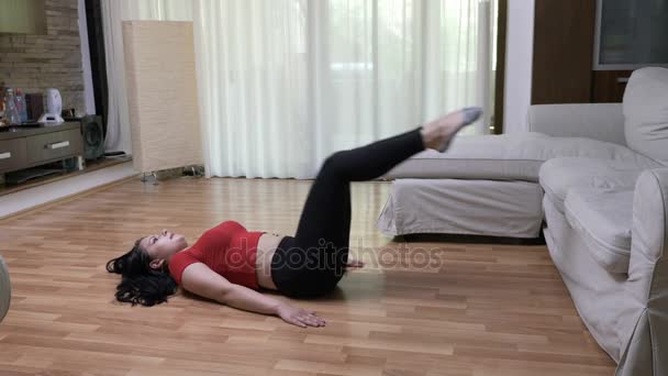 Jeune femme faisant de l'exercice intérieur à la maison faisant de l'aérobic pour tonifier les pieds — Video