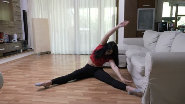 Sportovní žena roztáhne na podlaze v obývacím pokoji doma — Stock video
