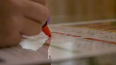 Kadın bir takvim kontrol doğum kavramı planlama onun Hayız günlerinde kapalı geçiş